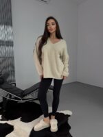 Женский Пушистый Бежевый Свитер Оверсайз с V-вырезом и Поясом