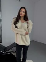 Женский Пушистый Бежевый Свитер Оверсайз с V-вырезом и Поясом