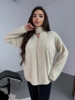 Женский Пушистый Бежевый Свитер Оверсайз с V-вырезом и Поясом