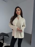 Женский Пушистый Бежевый Свитер Оверсайз с V-вырезом и Поясом