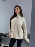 Женский Пушистый Бежевый Свитер Оверсайз с V-вырезом и Поясом