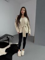 Женский Пушистый Бежевый Свитер Оверсайз с V-вырезом и Поясом
