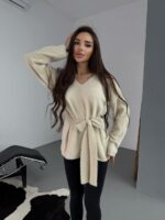 Женский Пушистый Бежевый Свитер Оверсайз с V-вырезом и Поясом