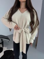 Женский Пушистый Бежевый Свитер Оверсайз с V-вырезом и Поясом
