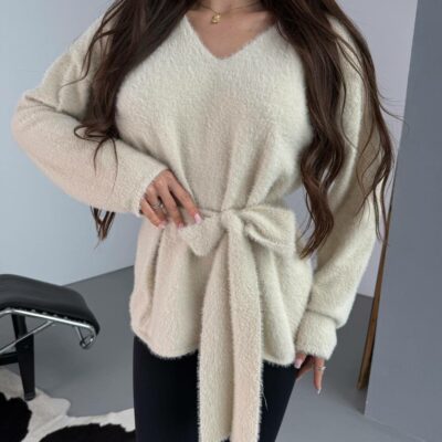 Женский Пушистый Бежевый Свитер Оверсайз с V-вырезом и Поясом