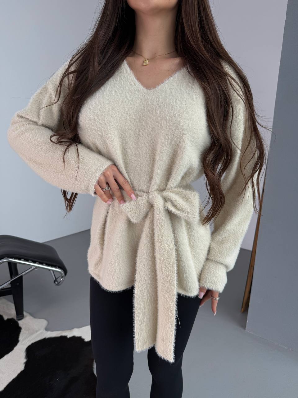 photo_2025-11-15_12-39-12 Женский Пушистый Бежевый Свитер Оверсайз с V-вырезом и Поясом