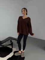 Женский Пушистый Коричневый Свитер Оверсайз с V-вырезом и Поясом
