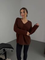 Женский Пушистый Коричневый Свитер Оверсайз с V-вырезом и Поясом