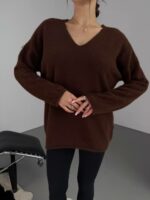 Женский Пушистый Коричневый Свитер Оверсайз с V-вырезом и Поясом