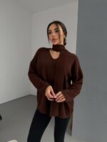 Женский Пушистый Коричневый Свитер Оверсайз с V-вырезом и Поясом