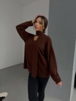 Женский Пушистый Коричневый Свитер Оверсайз с V-вырезом и Поясом