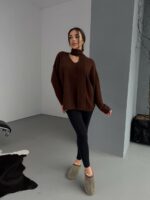 Женский Пушистый Коричневый Свитер Оверсайз с V-вырезом и Поясом