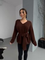 Женский Пушистый Коричневый Свитер Оверсайз с V-вырезом и Поясом