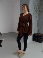Женский Пушистый Коричневый Свитер Оверсайз с V-вырезом и Поясом