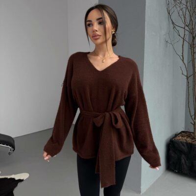 Женский Пушистый Коричневый Свитер Оверсайз с V-вырезом и Поясом