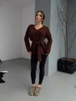 Женский Пушистый Коричневый Свитер Оверсайз с V-вырезом и Поясом