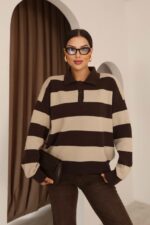 Женский Коричневый Джемпер Свободного Кроя в Широких Полосах с Воротником Поло