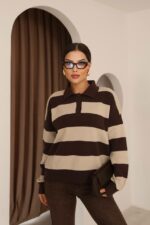 Женский Коричневый Джемпер Свободного Кроя в Широких Полосах с Воротником Поло