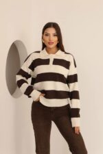 Женский Молочный Джемпер Свободного Кроя в Широких Полосах с Воротником Поло