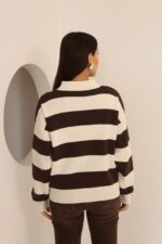 Женский Молочный Джемпер Свободного Кроя в Широких Полосах с Воротником Поло