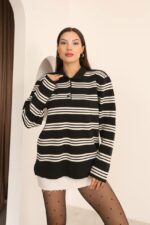 Женский Черный Джемпер Свободного Кроя с Полосками и Воротником Поло