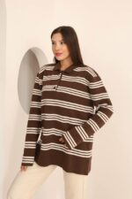 Женский Коричневый Джемпер Свободного Кроя с Полосками и Воротником Поло