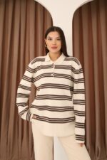 Женский Молочный Джемпер Свободного Кроя с Полосками и Воротником Поло