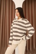 Женский Молочный Джемпер Свободного Кроя с Полосками и Воротником Поло