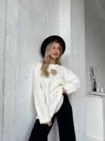 Женский Белый Свитер Оверсайз с Вырезом и Камнями на Груди