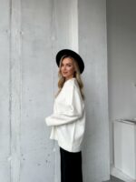 Женский Белый Свитер Оверсайз с Вырезом и Камнями на Груди