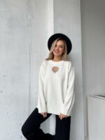 Женский Белый Свитер Оверсайз с Вырезом и Камнями на Груди