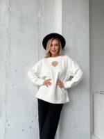 Женский Белый Свитер Оверсайз с Вырезом и Камнями на Груди
