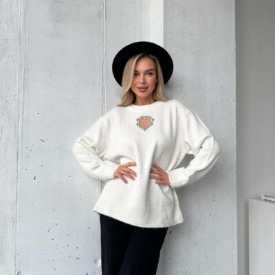 Женский Белый Свитер Оверсайз с Вырезом и Камнями на Груди
