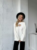 Женский Белый Свитер Оверсайз с Вырезом и Камнями на Груди