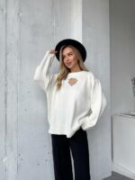 Женский Белый Свитер Оверсайз с Вырезом и Камнями на Груди