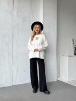 Женский Белый Свитер Оверсайз с Вырезом и Камнями на Груди