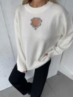Женский Белый Свитер Оверсайз с Вырезом и Камнями на Груди
