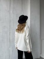 Женский Белый Свитер Оверсайз с Вырезом и Камнями на Груди