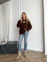 Женский Коричневый Свитер Оверсайз с Вырезом и Камнями на Груди