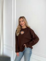 Женский Коричневый Свитер Оверсайз с Вырезом и Камнями на Груди
