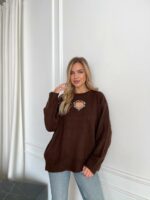 Женский Коричневый Свитер Оверсайз с Вырезом и Камнями на Груди