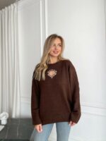 Женский Коричневый Свитер Оверсайз с Вырезом и Камнями на Груди