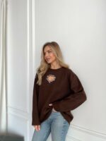 Женский Коричневый Свитер Оверсайз с Вырезом и Камнями на Груди