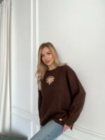 Женский Коричневый Свитер Оверсайз с Вырезом и Камнями на Груди