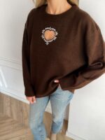 Женский Коричневый Свитер Оверсайз с Вырезом и Камнями на Груди