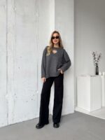 Женский Графитовый Свитер Оверсайз с Вырезом и Камнями на Груди