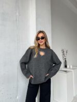 Женский Графитовый Свитер Оверсайз с Вырезом и Камнями на Груди