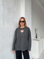 Женский Графитовый Свитер Оверсайз с Вырезом и Камнями на Груди
