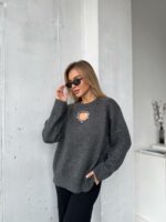 Женский Графитовый Свитер Оверсайз с Вырезом и Камнями на Груди