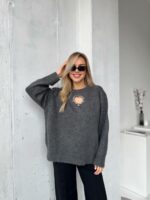 Женский Графитовый Свитер Оверсайз с Вырезом и Камнями на Груди